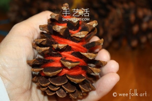 How to make super simple autumn decorations by wrapping yarn around pine cones