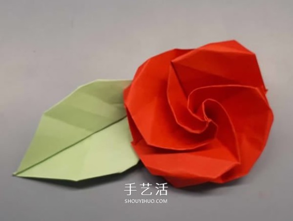 Illustrated tutorial on the origami method of a simple paper rose