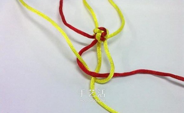 How to knit heart-shaped concentric knots and illustrate the knitting method of Valentines Day love