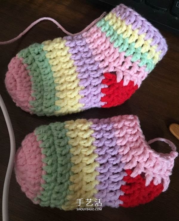 Sweet as candy! Crochet socks for half-year-old babieswoven