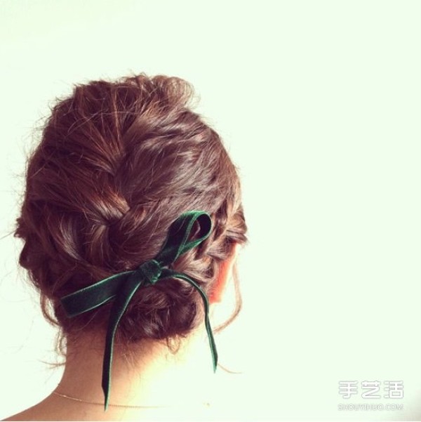 The combination of small and romantic bow hair accessories will induce your girlish heart