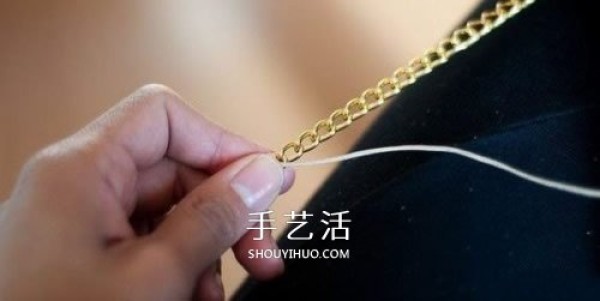 Illustration of weaving metal chains with ropes to make cold jewelry more feminine