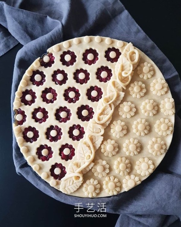 The cake crust design with complex patterns is beautiful before and after baking! 