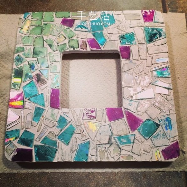 The transformation of an old photo frame with mosaic style can be done with just a few CDs! 