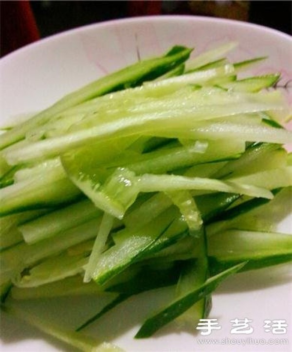 Refreshing and delicious cucumber chicken rolls