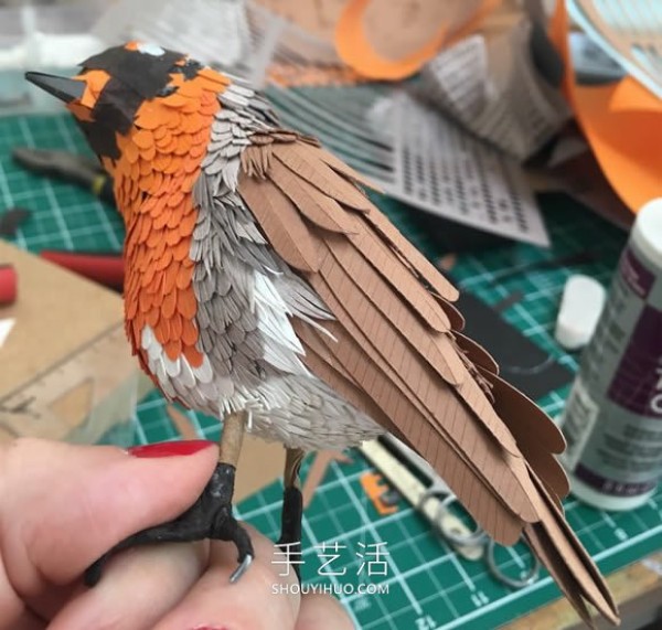 Artist uses 4000 sheets of paper to sculpt realistic birds and butterflies