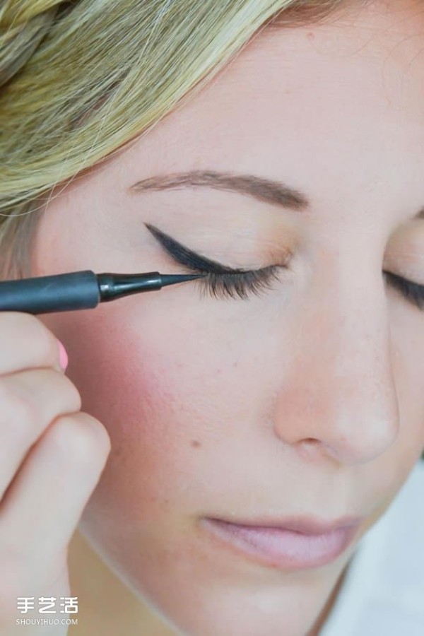 Illustrations of how to draw perfect cat-eye eyeliner for beginners