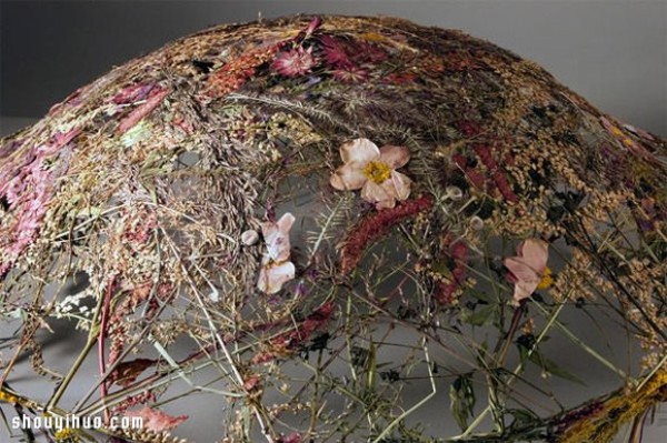 Exquisite pressed flower art: flower basket works created by pressed flower technology