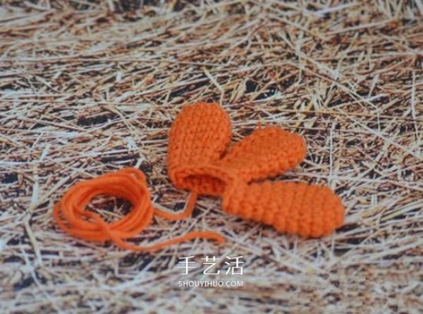 The crochet method of a plush chicken doll illustrates how to crochet a cute chick