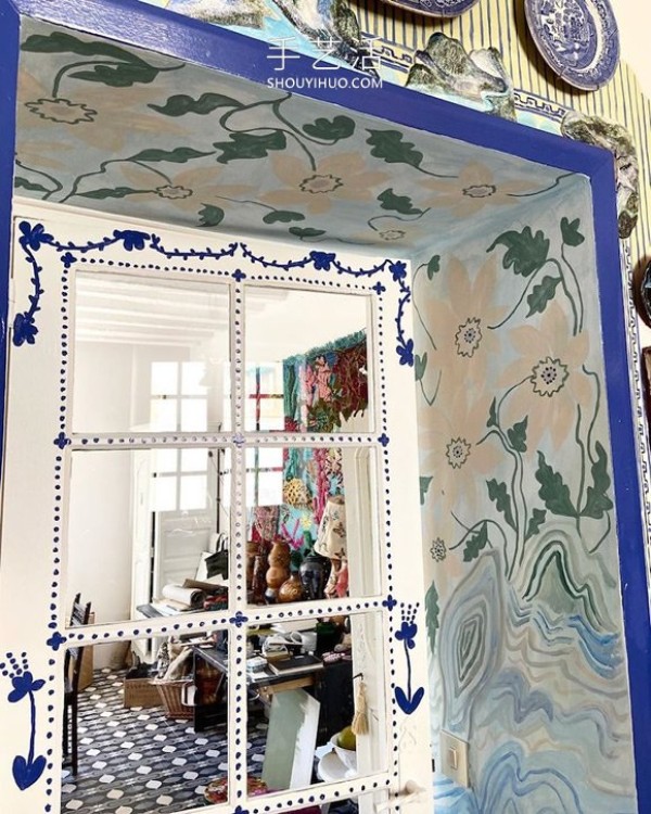 This artists hand painting makes the villa feel like a fairy tale house