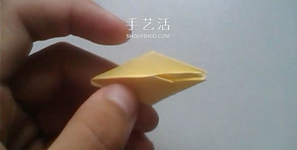 Illustrated process of origami using three-dimensional lilies for weddings