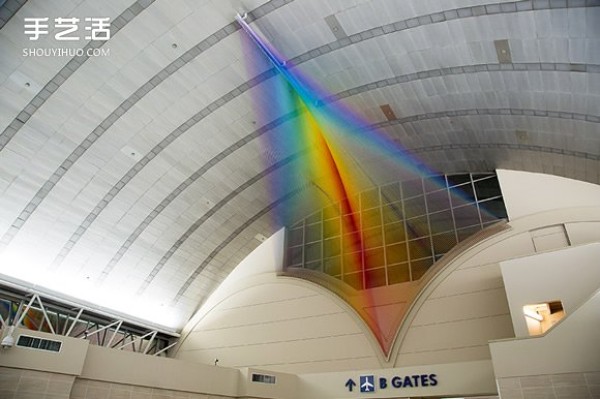 The airports large-scale silk thread knitting art simulates the colorful rainbow of the airplane