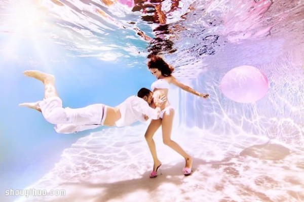 Moms-to-be take photos in the water, adding a different kind of beauty to the pregnancy