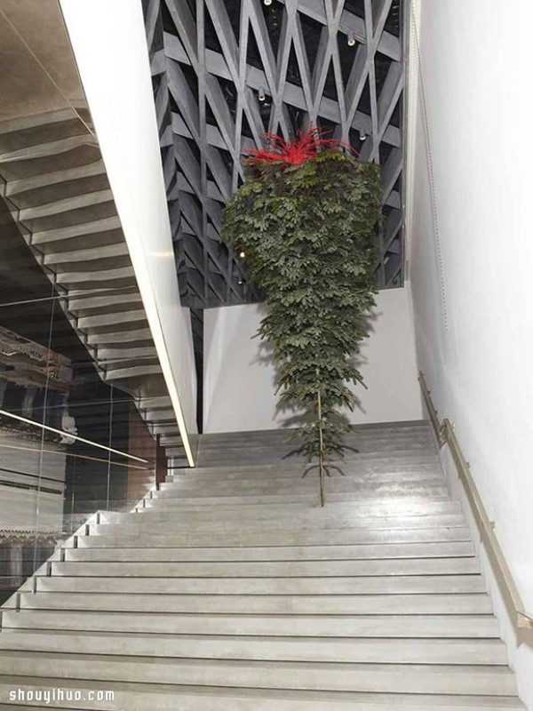 Christmas tree transformation: a creative Christmas tree created by a fashion designer