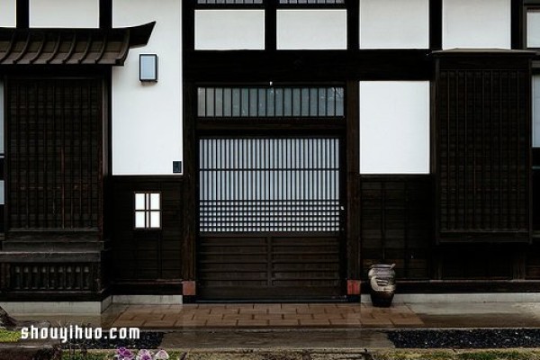 The unique Japanese-style mailbox will amaze the postman! 