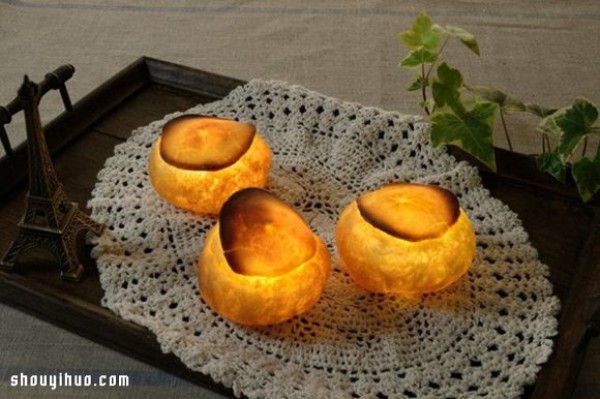 Yukiko Moritas lamp made from real bread