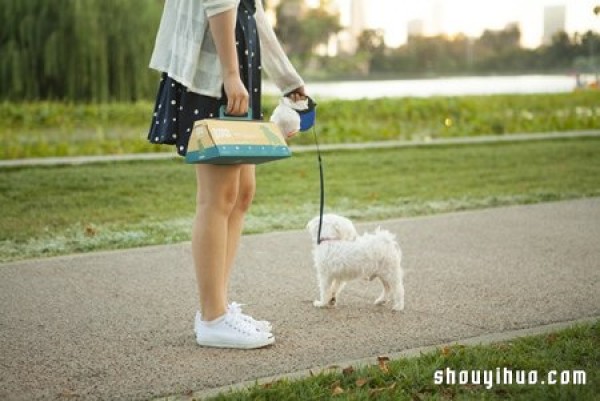 Top Paw portable feed box is a good helper when walking the dog!