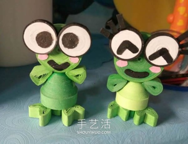 Simple tutorial on making a small green frog from quilled paper