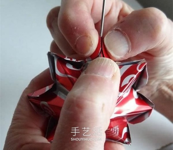 Tutorial on how to make three-dimensional stars by hand from cans