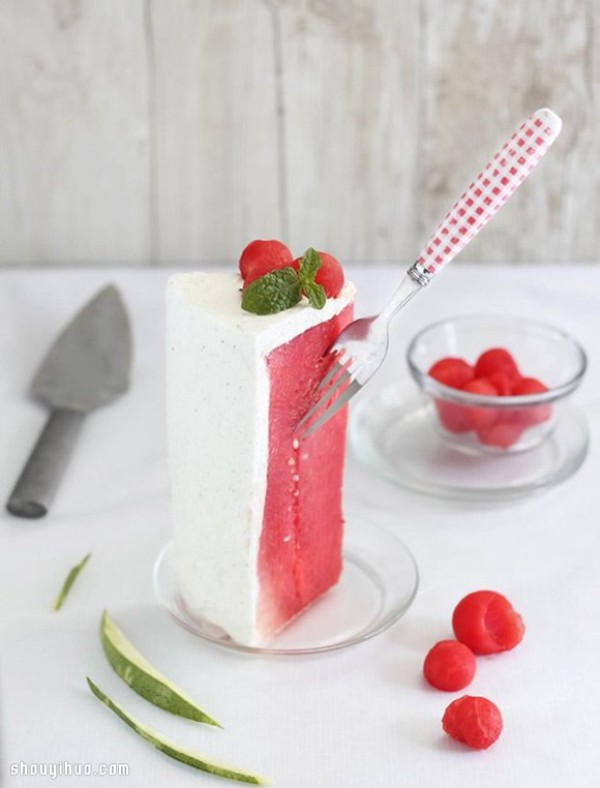 A new way to eat watermelon teaches you how to make "watermelon cake" without baking