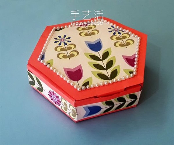 Illustrated tutorial on how to make a hexagonal gift box