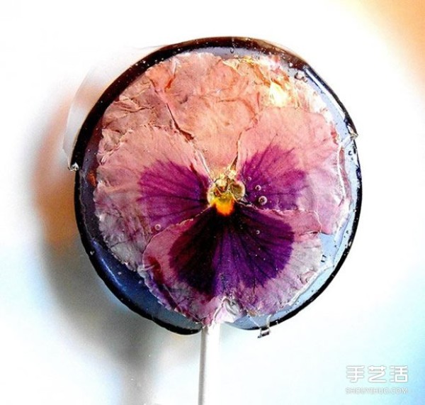 Hide petals into lollipops to create a delightful flower dessert DIY