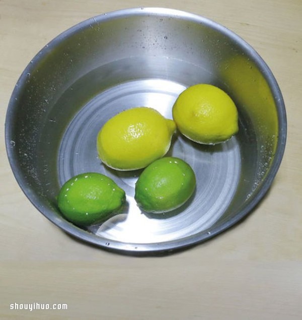 How to make your own lemon ice cubes, a simple DIY lemon ice cube recipe