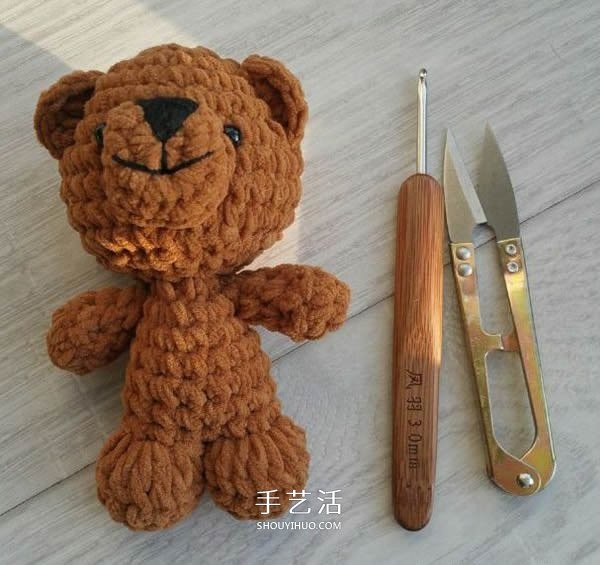 How to crochet a bear with wool and an illustration of how to crochet a cute bear doll