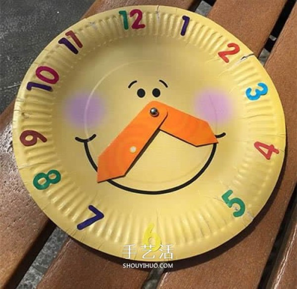 The method for young children to make their own toy paper plate wall clock is fun and can also tell the time