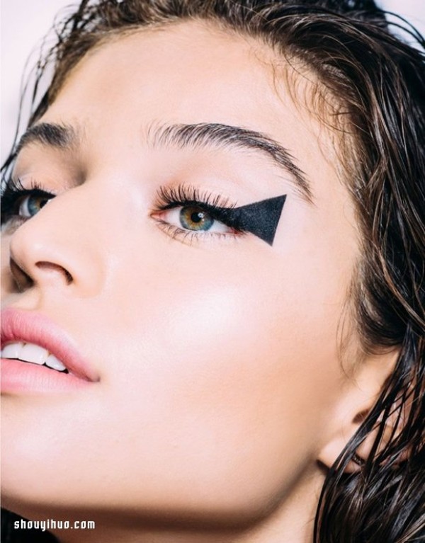 Cat-Eye Liner six party-style cat eye makeup