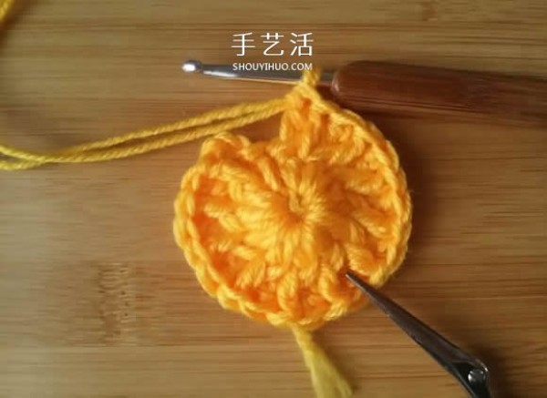 Illustration of the method of hand-crocheting single-color flower cushion/coaster