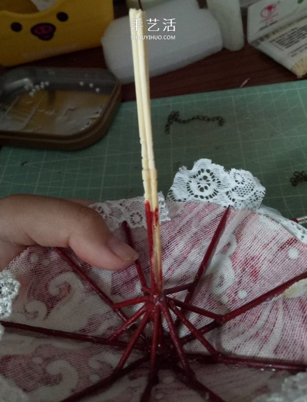 Chou Chou will show you how to do it: use a little bit of cloth and toothpicks to make a small umbrella for the doll