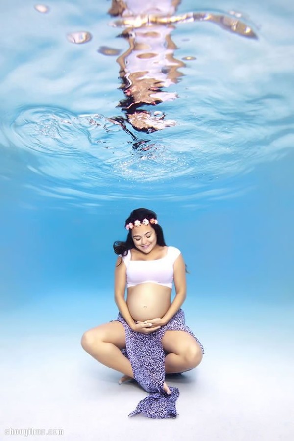 Moms-to-be take photos in the water, adding a different kind of beauty to the pregnancy