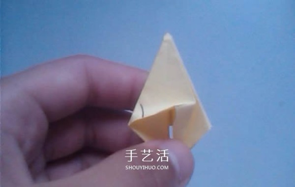 Illustrated process of origami using three-dimensional lilies for weddings