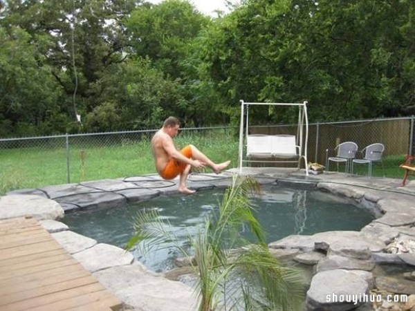 Foreign netizens dug a hole in their own backyard to DIY a private swimming pool! 