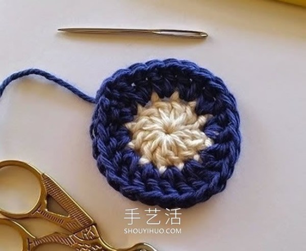 Illustrated tutorial on how to knit a crocheted winter round coaster