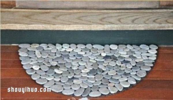 Pebbles made into carpets/table mats add a touch of pastoral style to the home