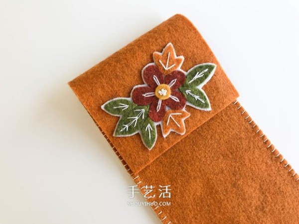 Tutorial on cutting two pieces of felt cloth and sewing on a homemade pencil case with decorative patterns