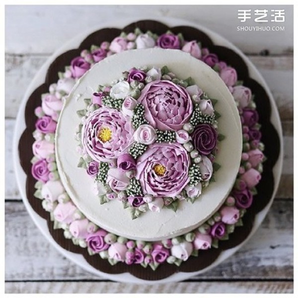 You can also decorate pictures of super beautiful decorated cakes so well