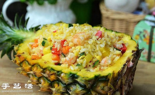 Seasonal fruit creative DIY recipe for refreshing pineapple fried rice