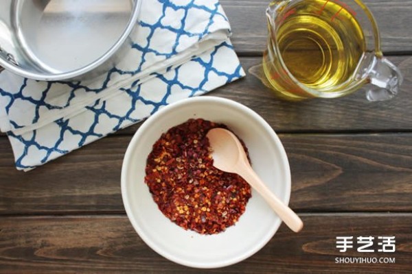 Simple and versatile chili oil DIY recipe for chili sauce that does not cover the original flavor of food