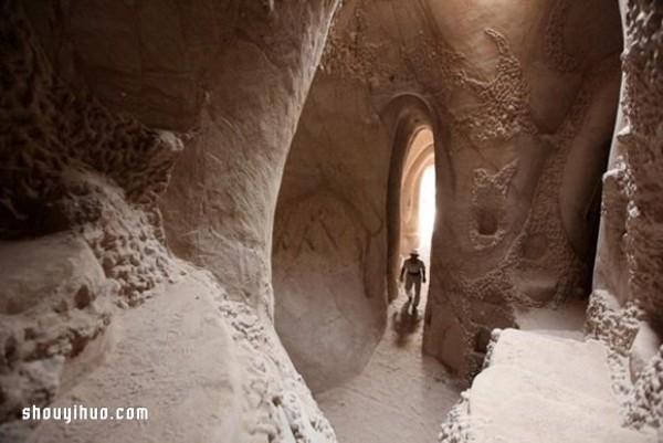 Ra Paulettes artistic dream: 10 years of free-hand carving of the dream castle