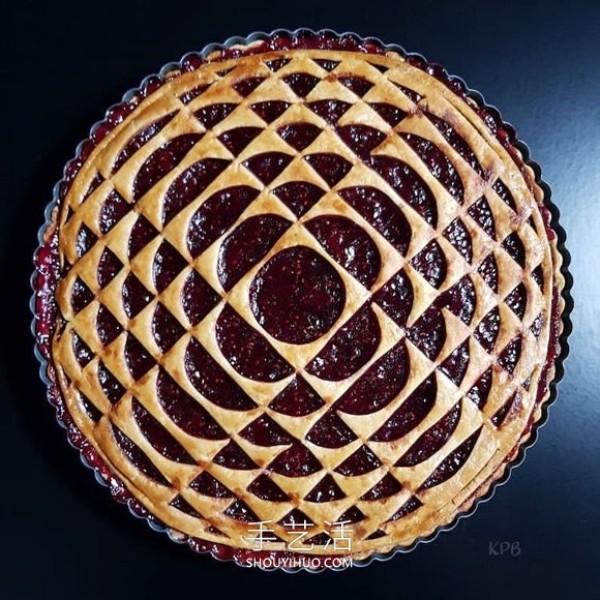 The cake crust design with complex patterns is beautiful before and after baking! 