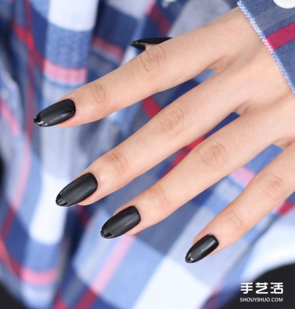 Let your nails also change into autumn clothes. The matte nail polish is fashionable no matter how you apply it.