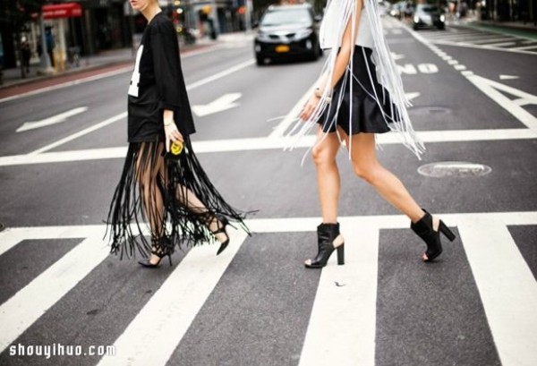 Having a half-hippie tassel skirt between retro and modernity