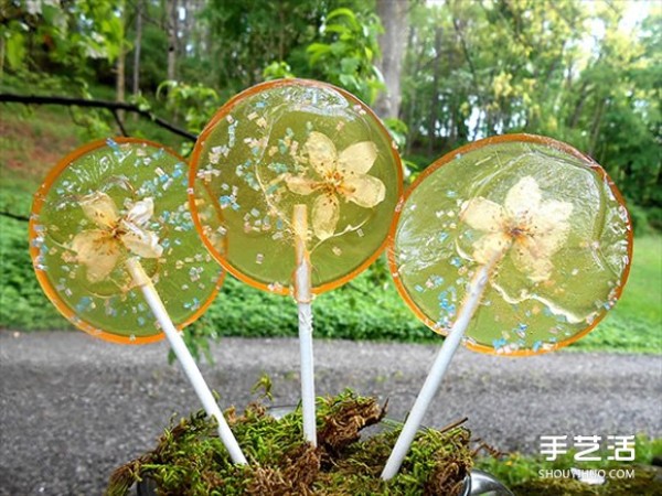 Hide petals into lollipops to create a delightful flower dessert DIY