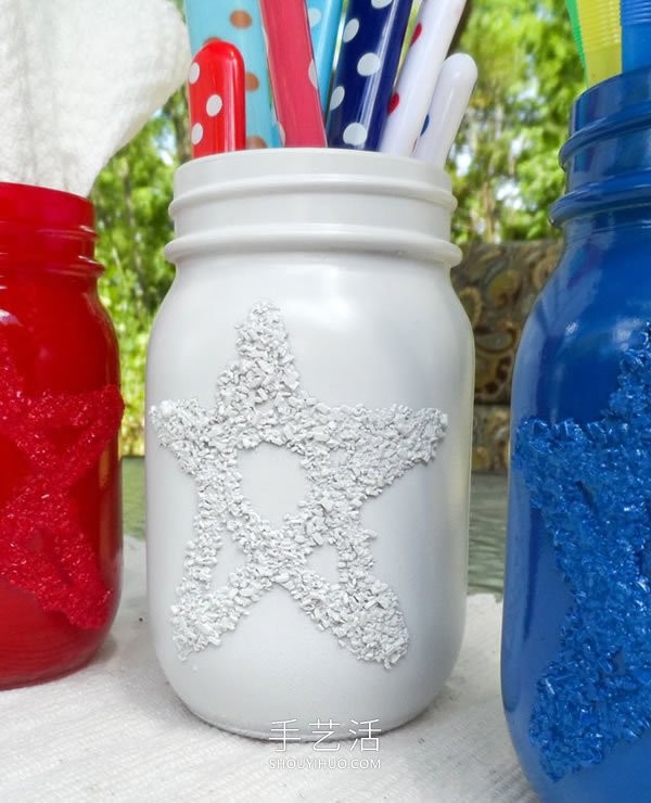 Reuse glass jars in a clever way! After spray painting, it will be made into a beautiful pen holder