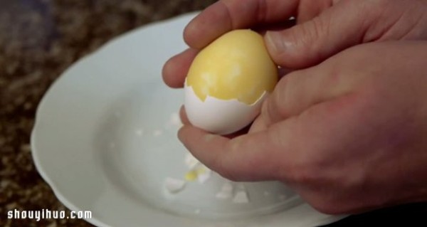 Illustrated tutorial on how to make homemade golden eggs in the advanced version of boiled eggs