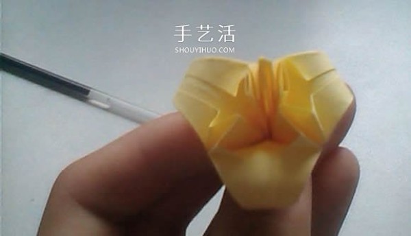 Illustrated process of origami using three-dimensional lilies for weddings