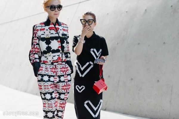 Fashion with bold and colorful contrasting colors 2015 Seoul Fashion Week street photography